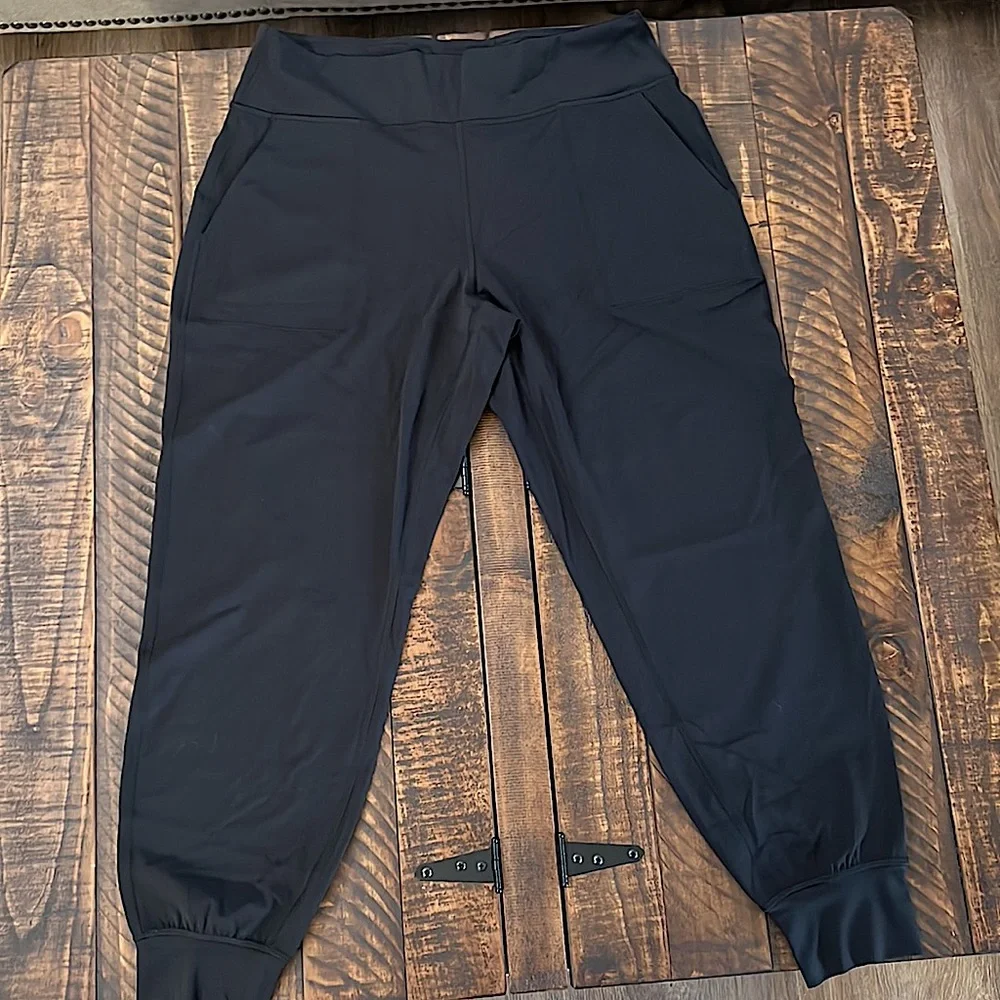 lululemon BLACK yogi pants with pockets - Picture 4 of 6